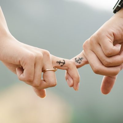 Parforhold couple, hands, tattoos-437968.jpg